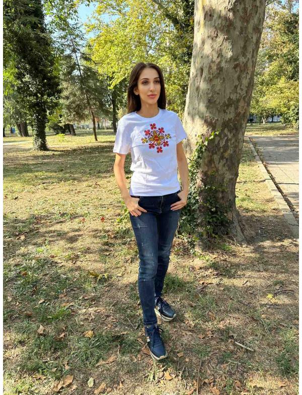 Дамска бяла тениска с Шевица "Късмет"