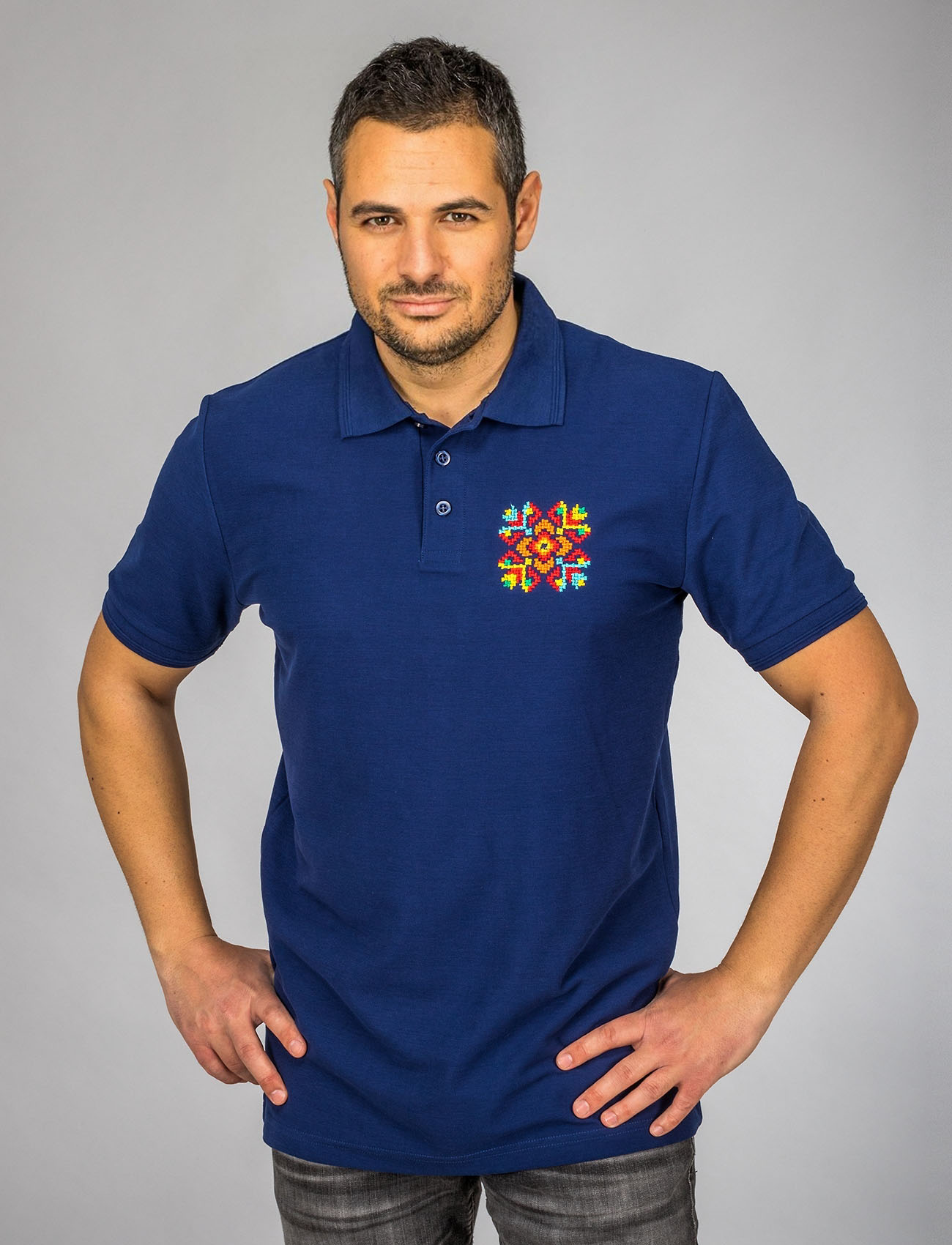 Men's gray polo shirt with embroidery pattern 
