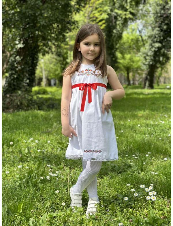 Детска рокля с бродирани шевици