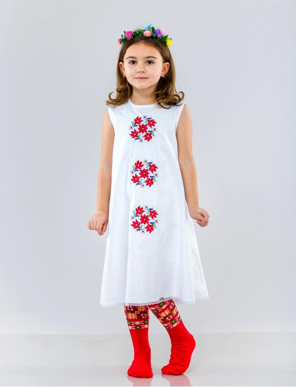 Детска рокля с бродирани шевици