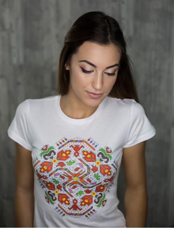 Camiseta de señora con la estampa del bordado de “El sol“